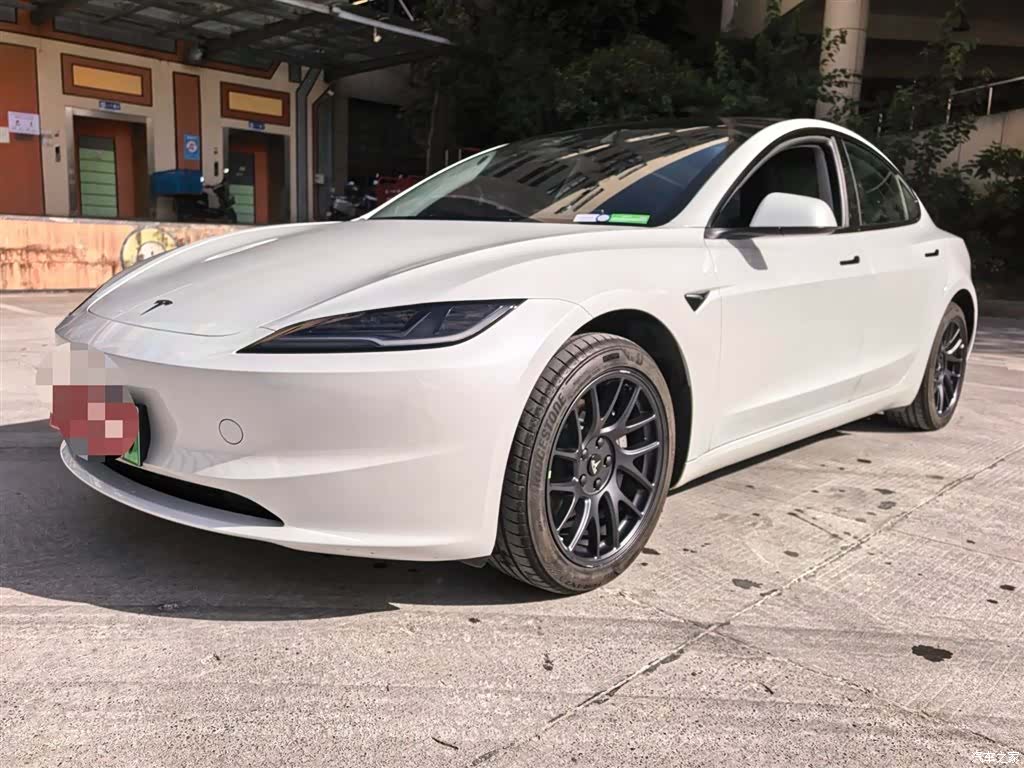 Tesla Model 3, 2025 4