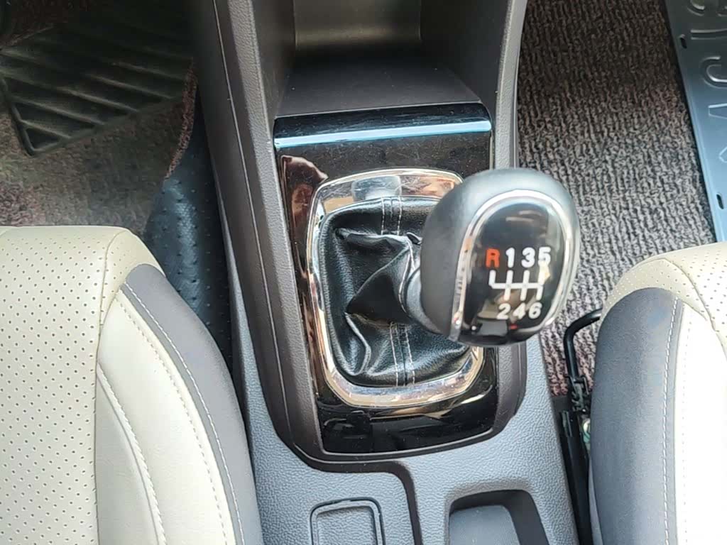 Wuling 310W, 2018 14