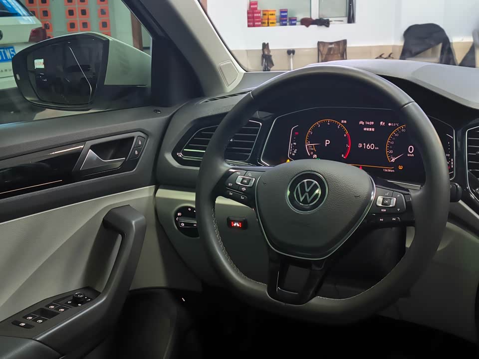 Volkswagen T-ROC exploring Songs