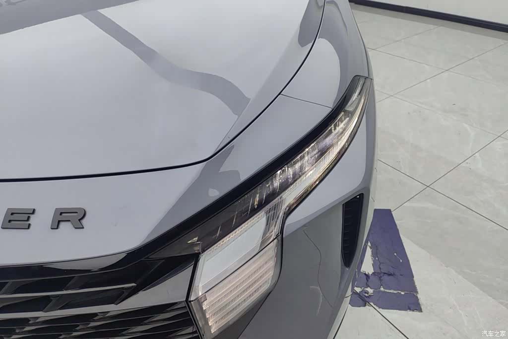 Nissan V, 2022 все фото