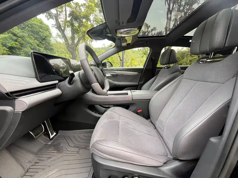 VOYAH Lantu chasing light