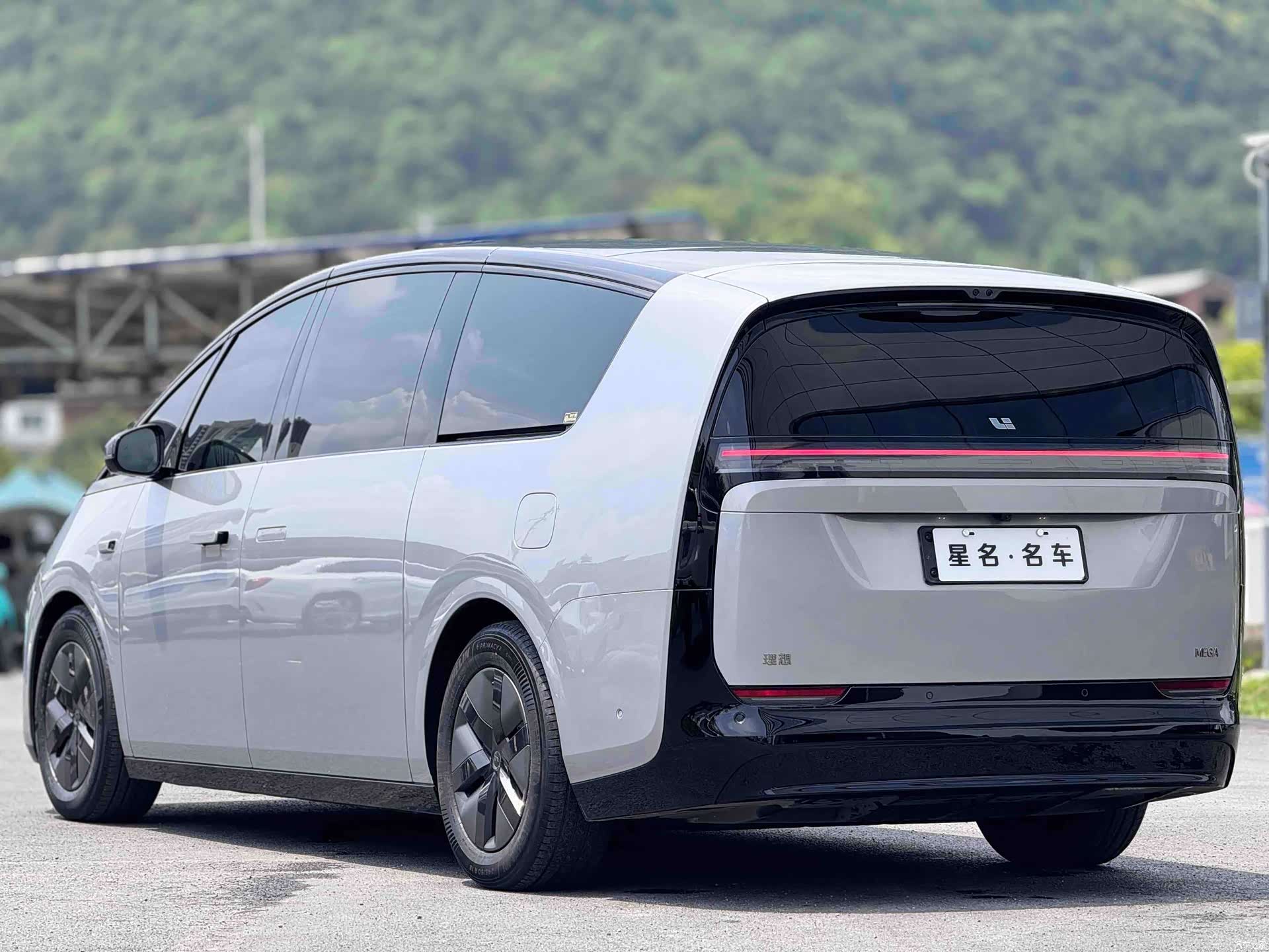 Li Auto MEGA, 2025 25