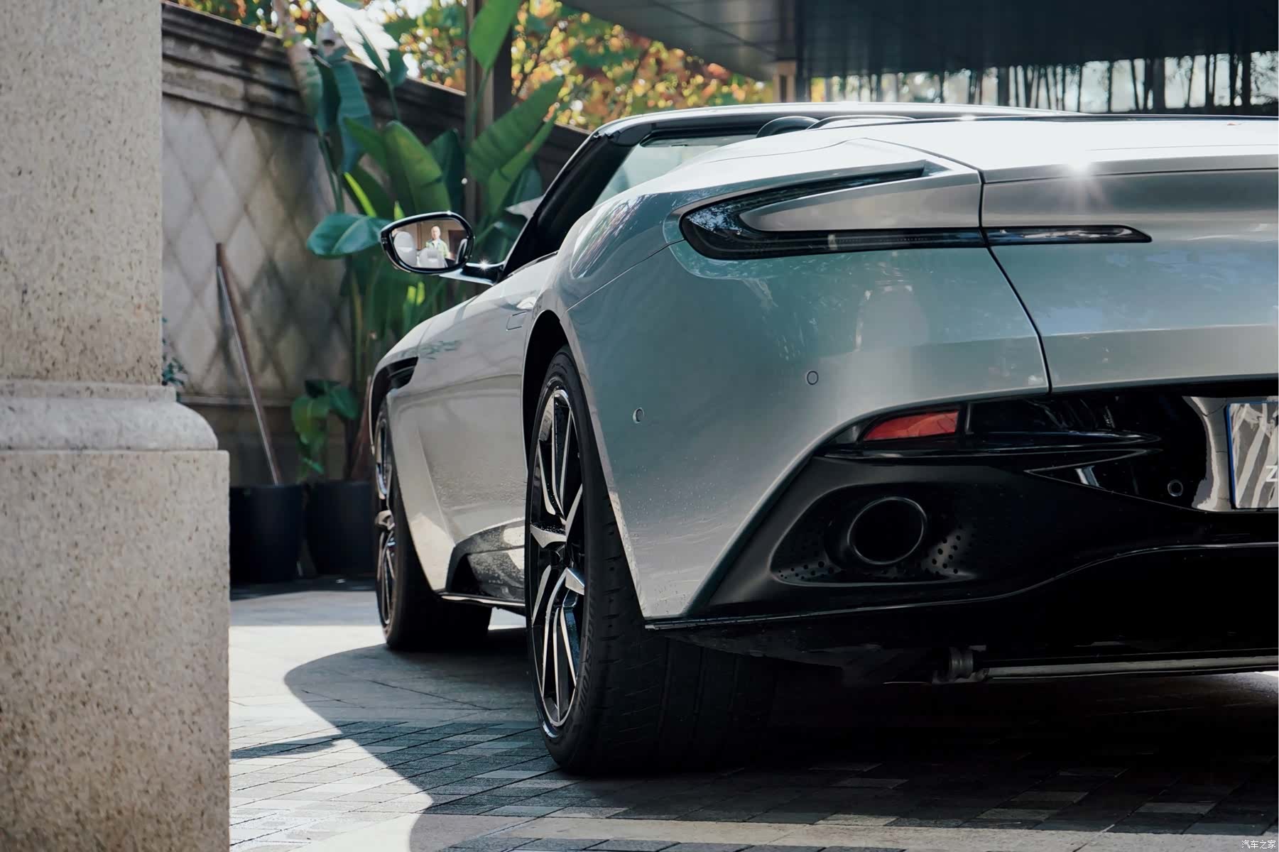 Aston Martin DB11, 2021 9