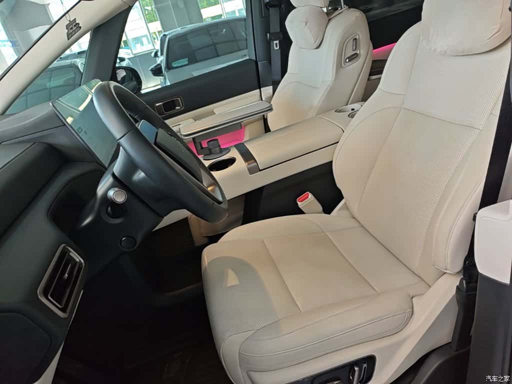Li Auto MEGA, 2025 15
