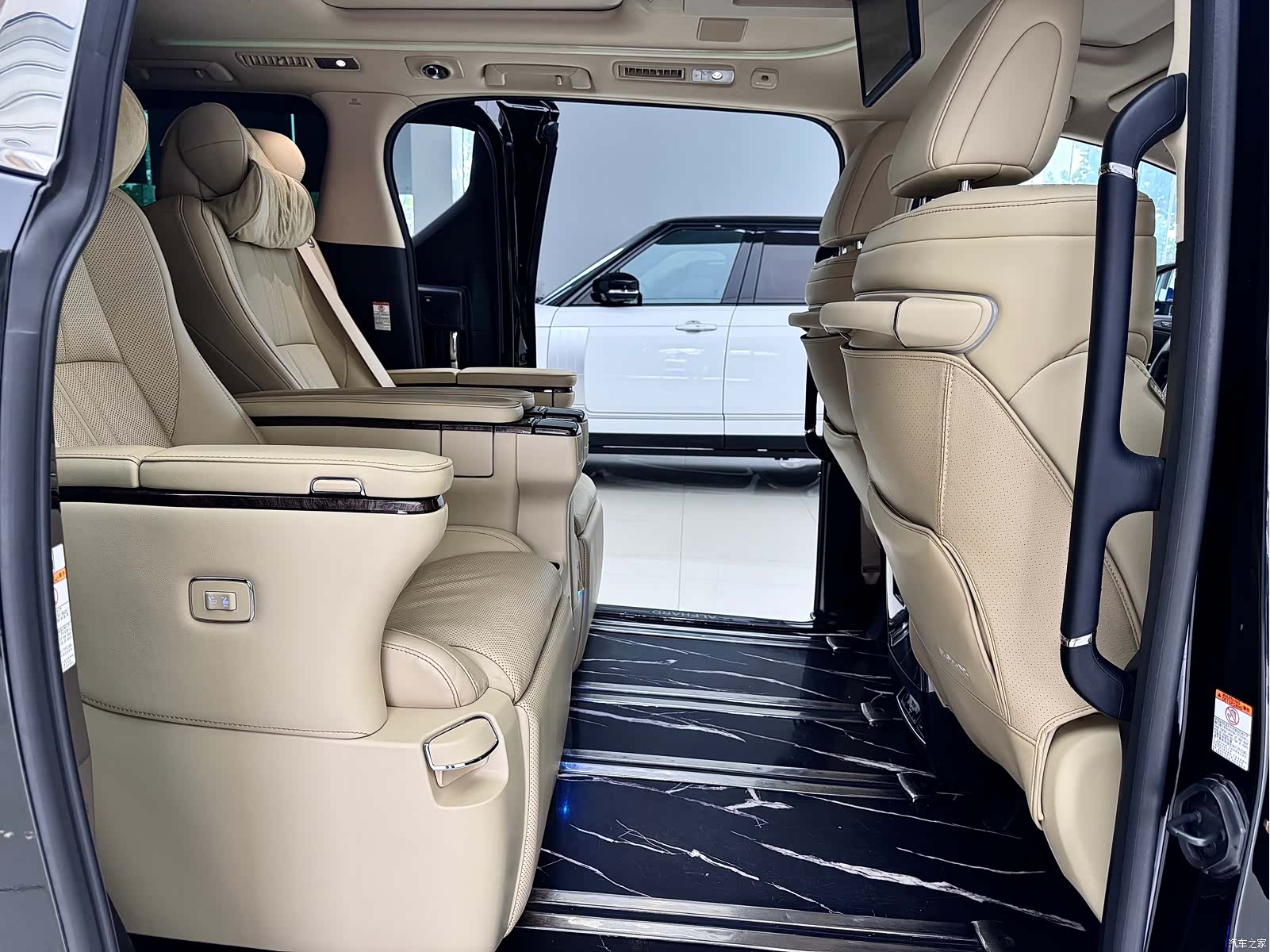 Toyota Alphard, 2022 12