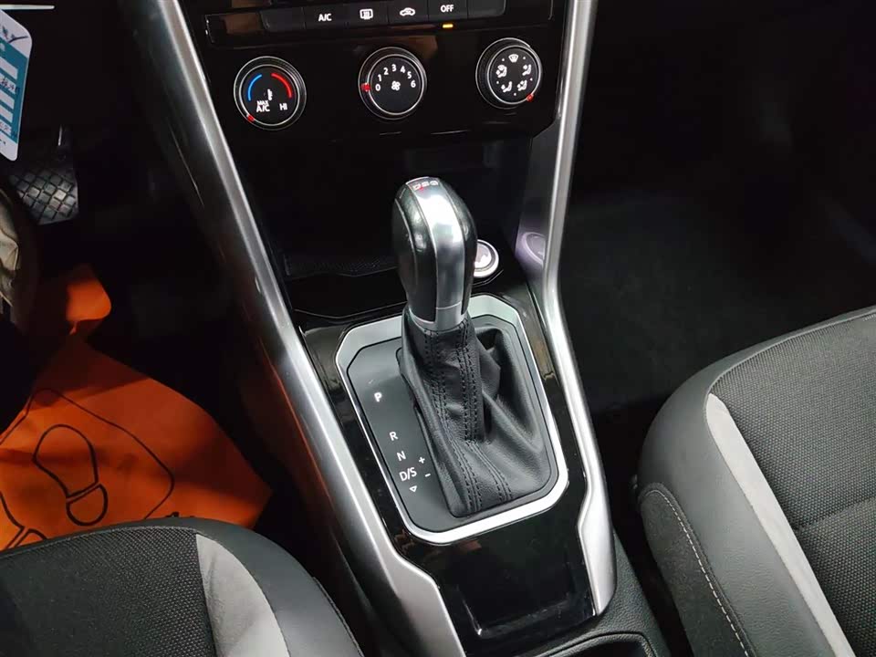 Volkswagen T-ROC exploring Songs