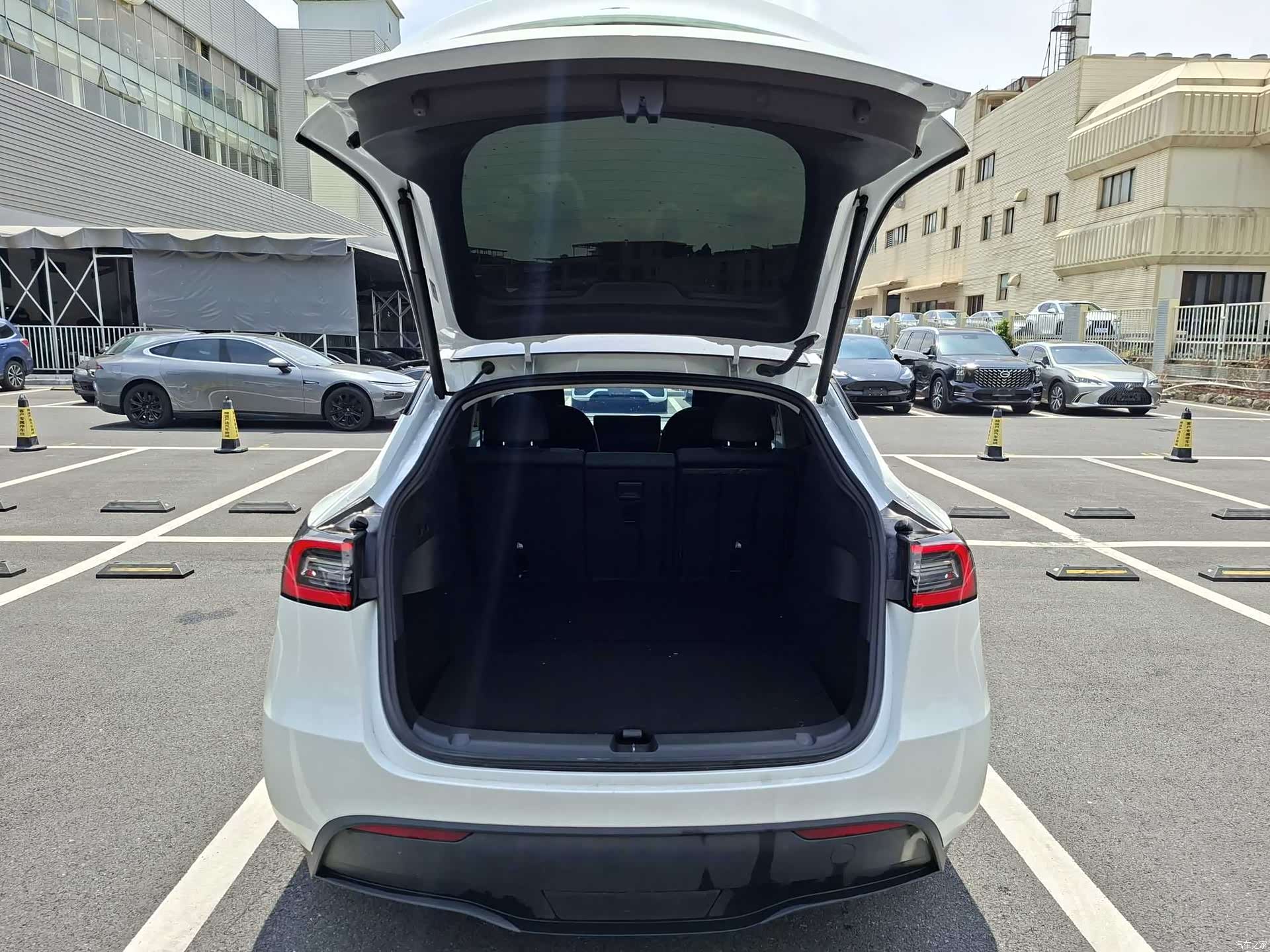 Tesla Model Y, 2024 18