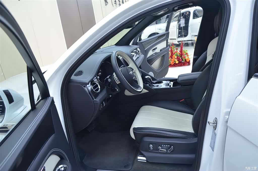 Bentley Bentayga, 2024 4