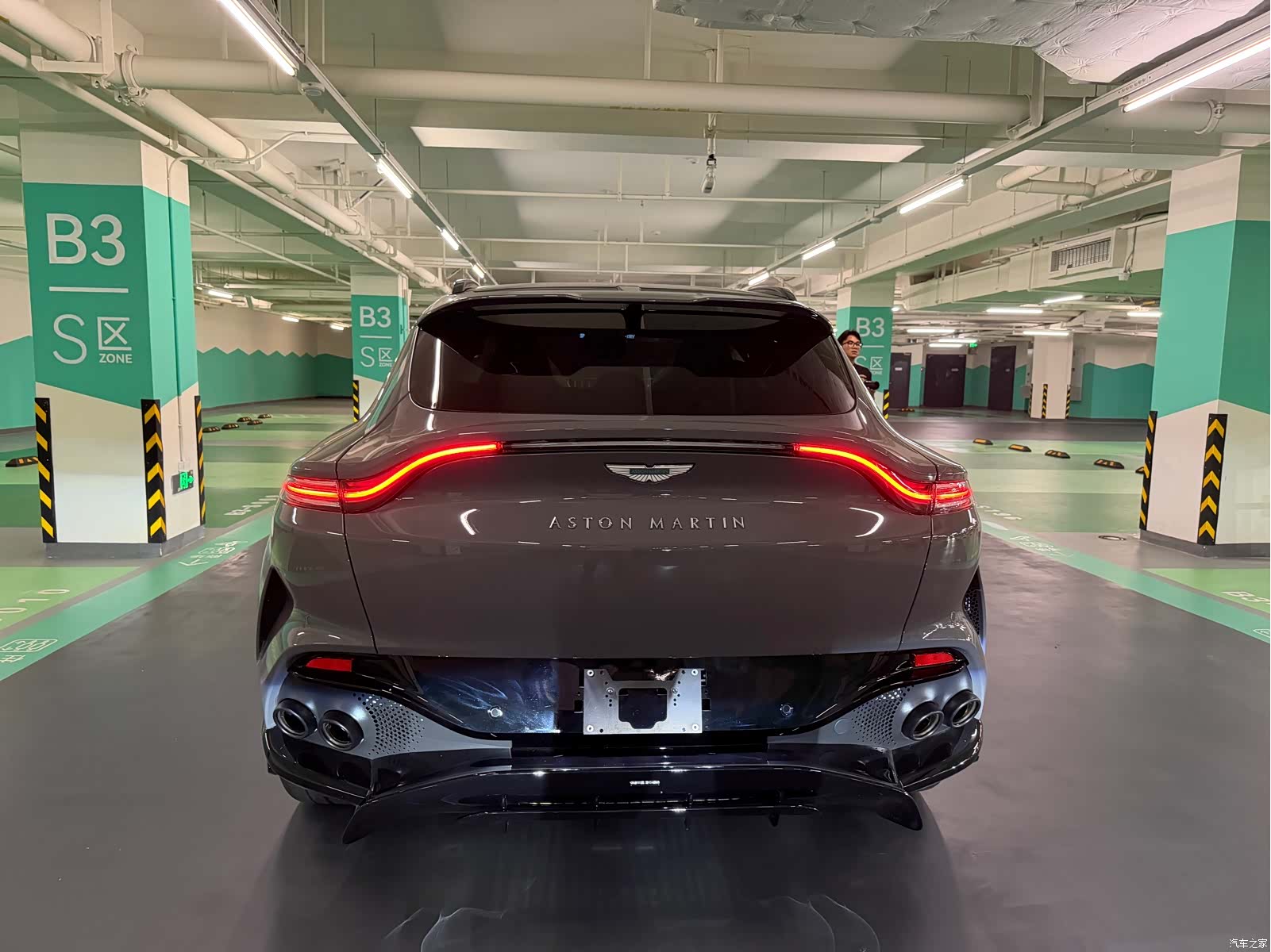 Aston Martin DBX, 2025 3