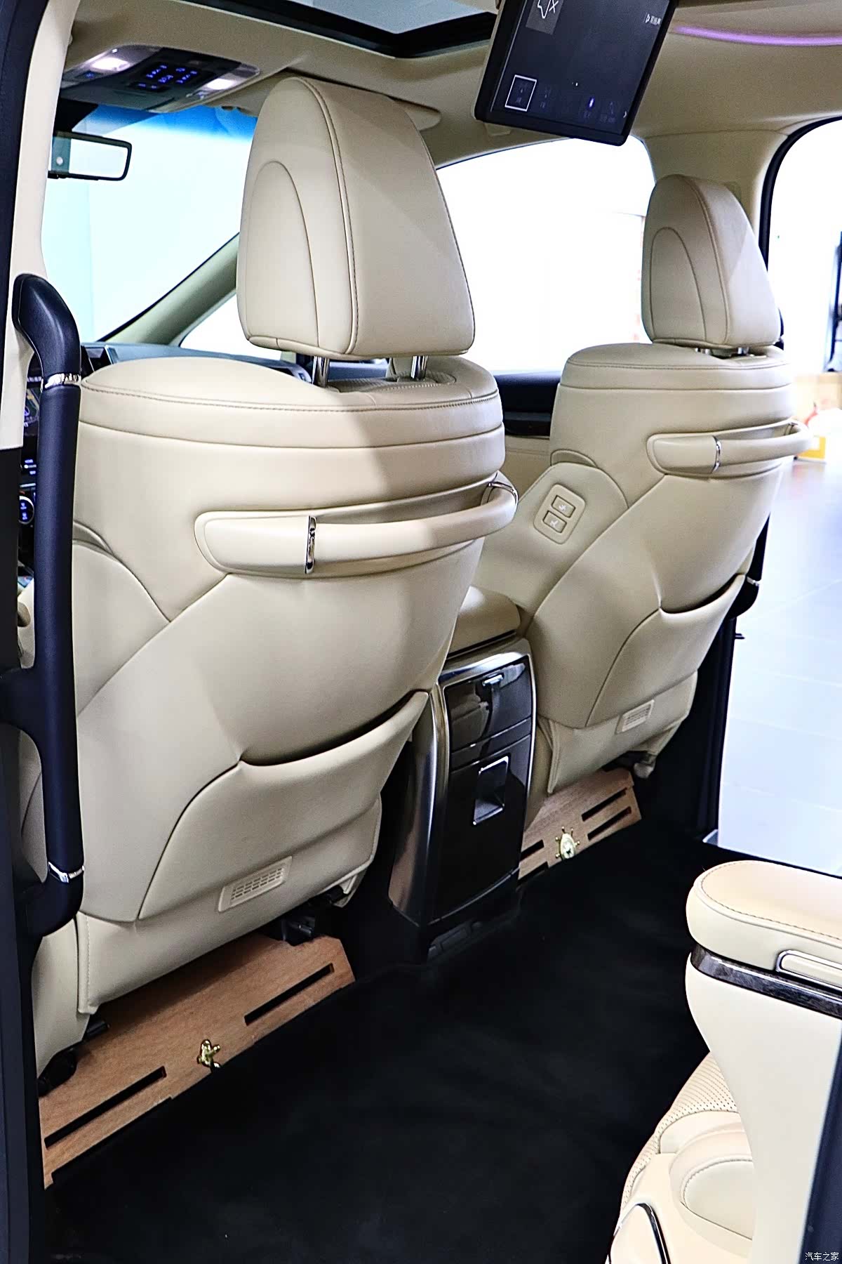 Toyota Vellfire, 2022 13