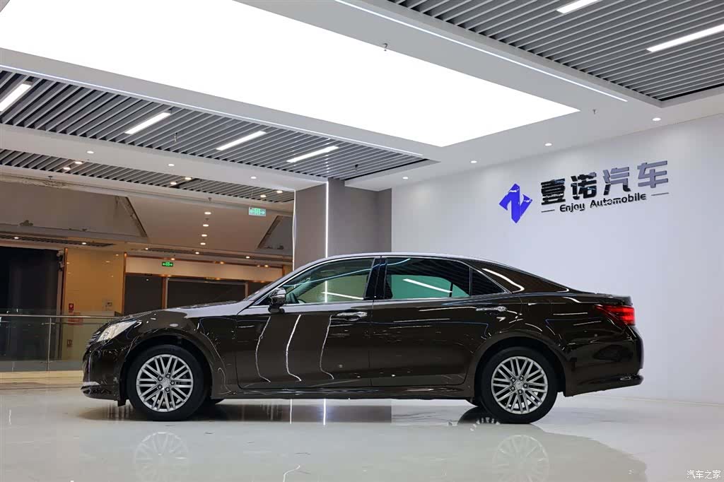 Toyota Crown, 2017 3