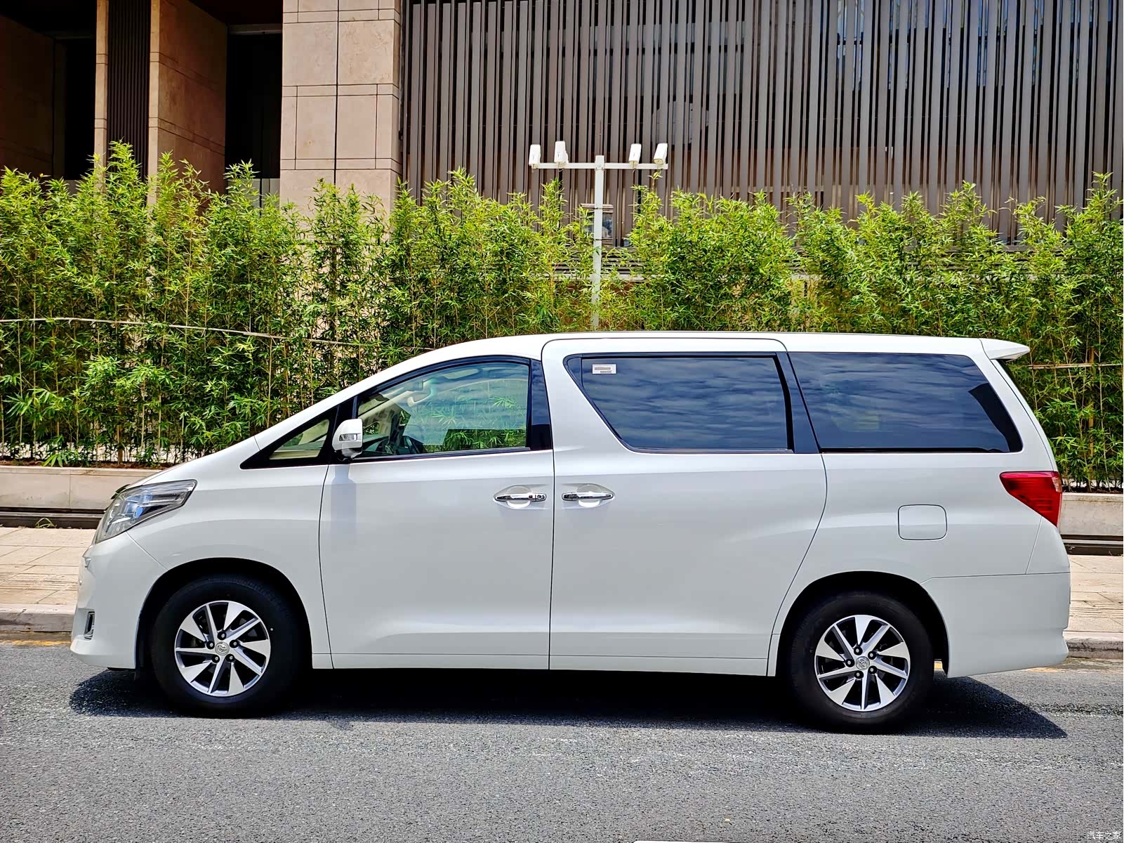 Toyota Alphard, 2012 3