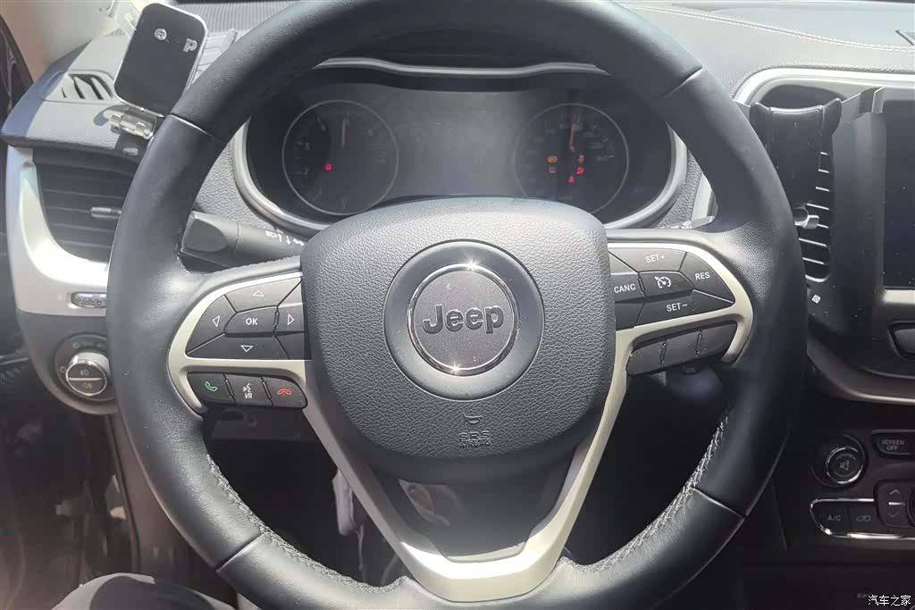 Jeep Cherokee, 2021 15
