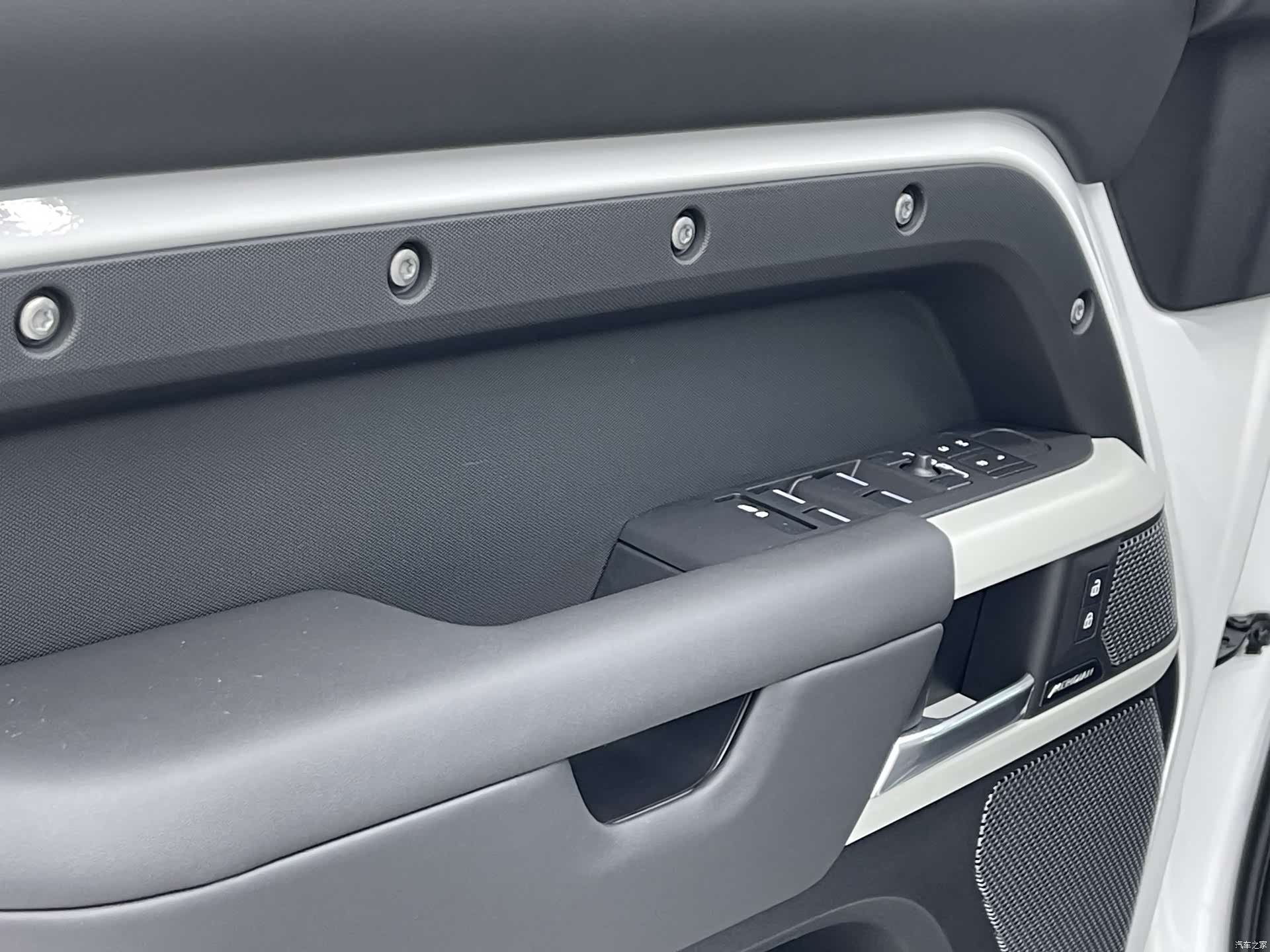 Land Rover Defender, 2024 15
