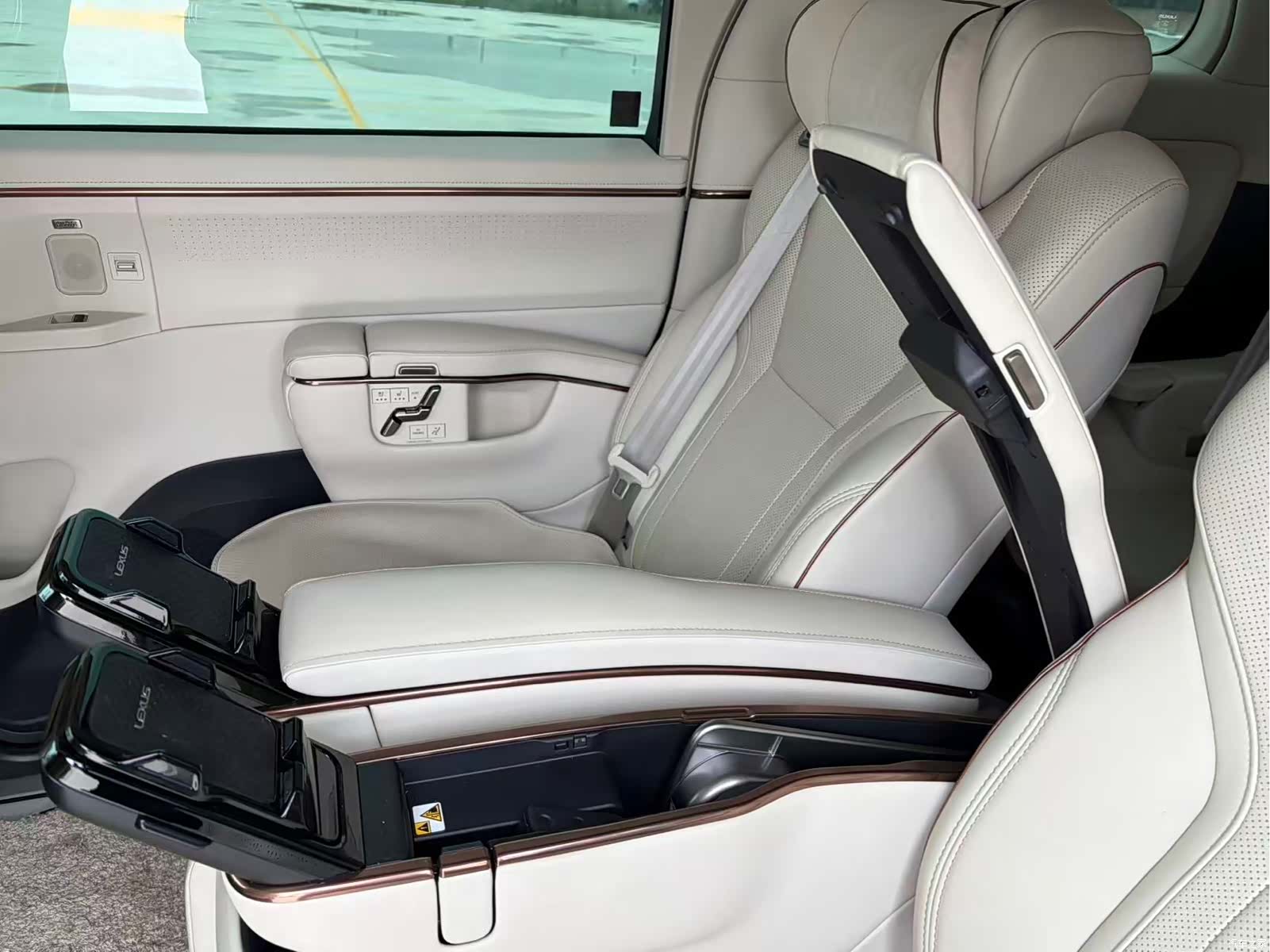 Lexus LM, 2025 18