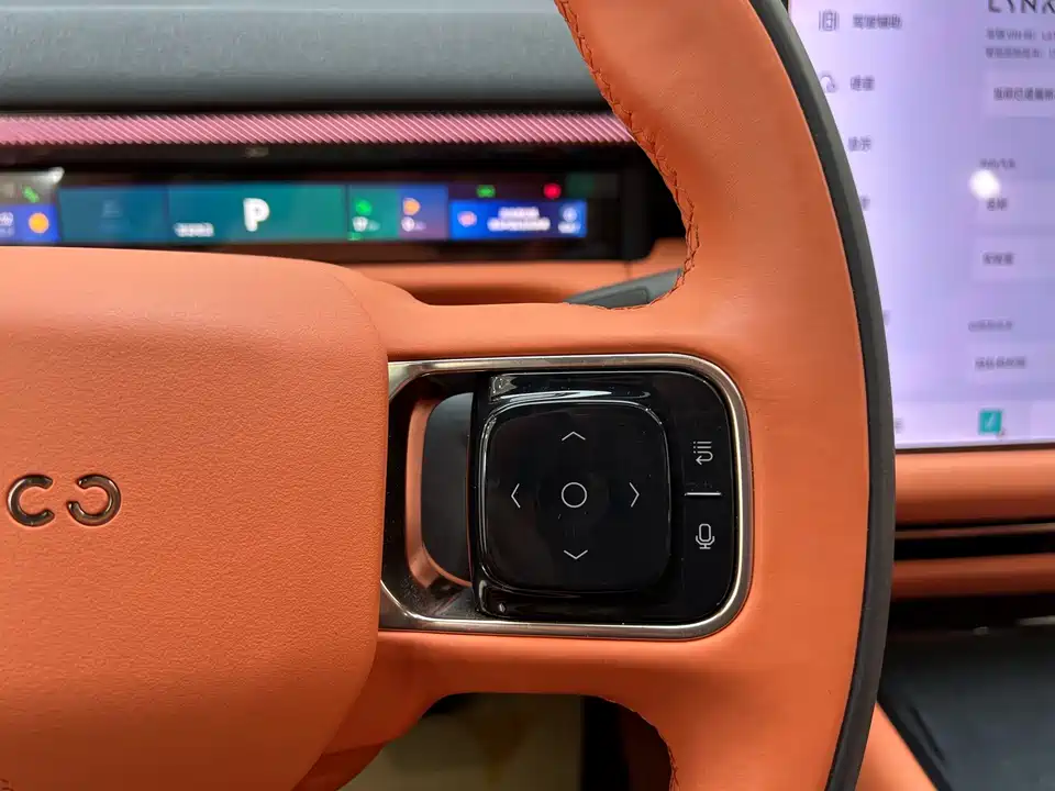 Lynk & Co 900