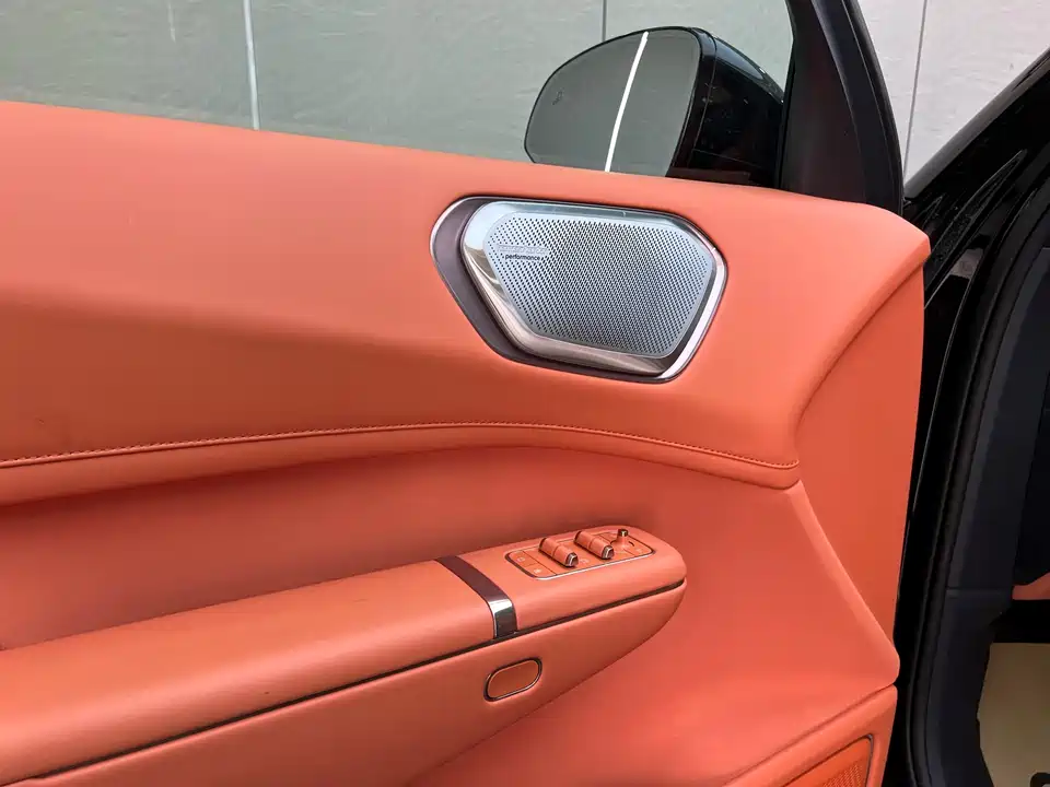 Lynk & Co 900