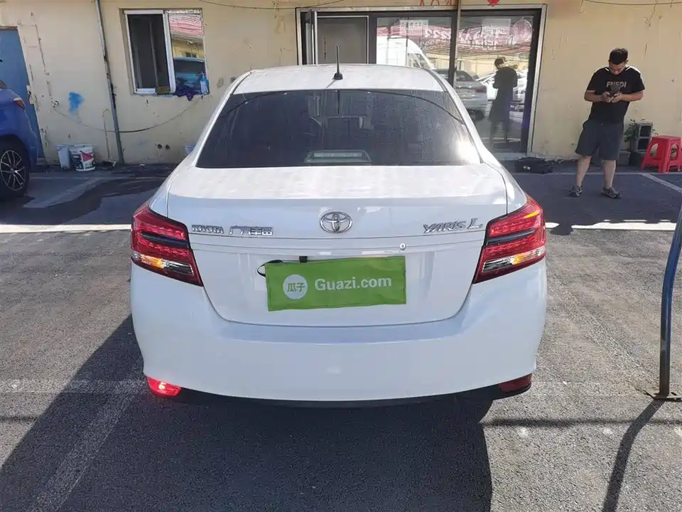 Toyota YARiS L to enjoy