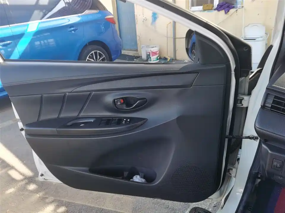 Toyota YARiS L to enjoy