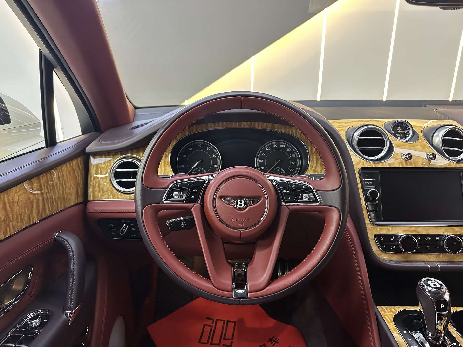 Bentley Bentayga, 2017 15