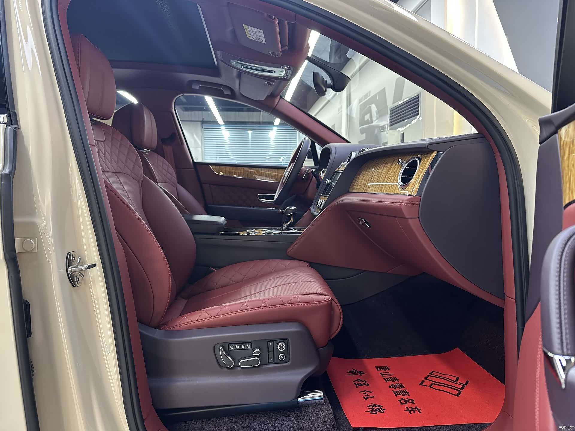 Bentley Bentayga, 2017 14