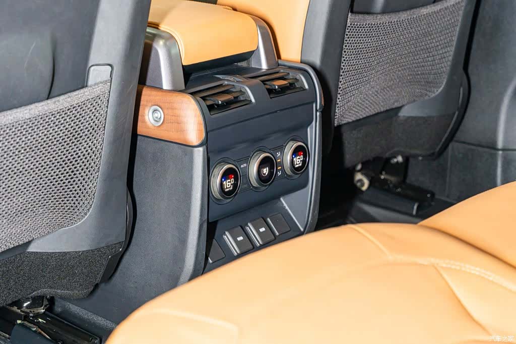 Land Rover Defender, 2023 14