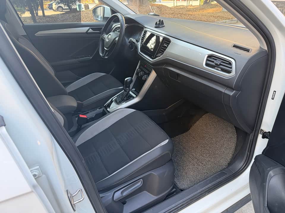 Volkswagen T-ROC exploring Songs