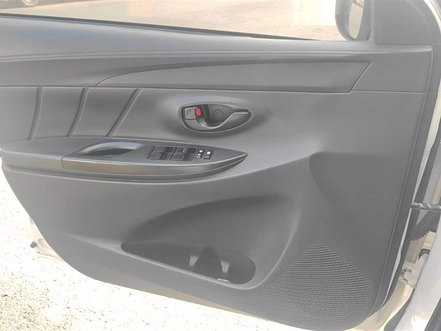 Toyota YARiS L to enjoy