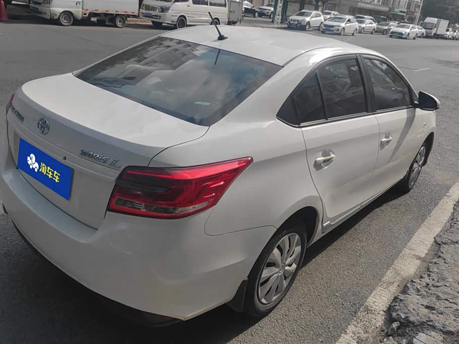 Toyota YARiS L to enjoy