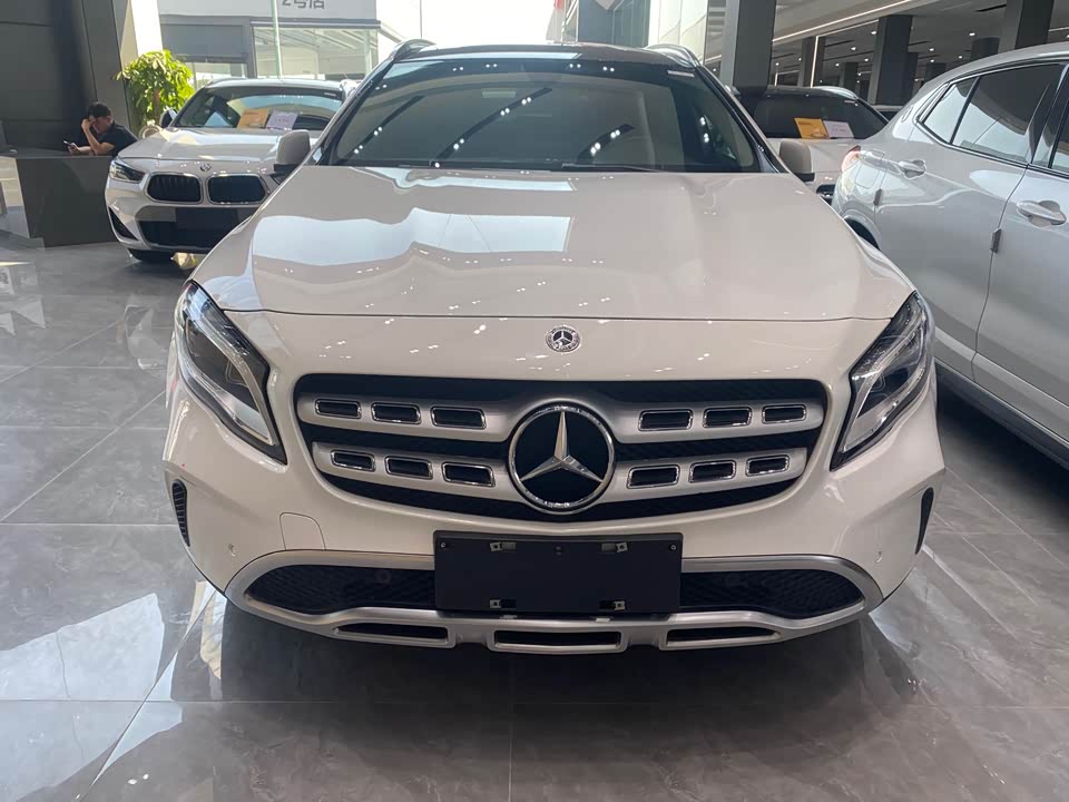 Mercedes-Benz GLA Mercedes-Benz GLA