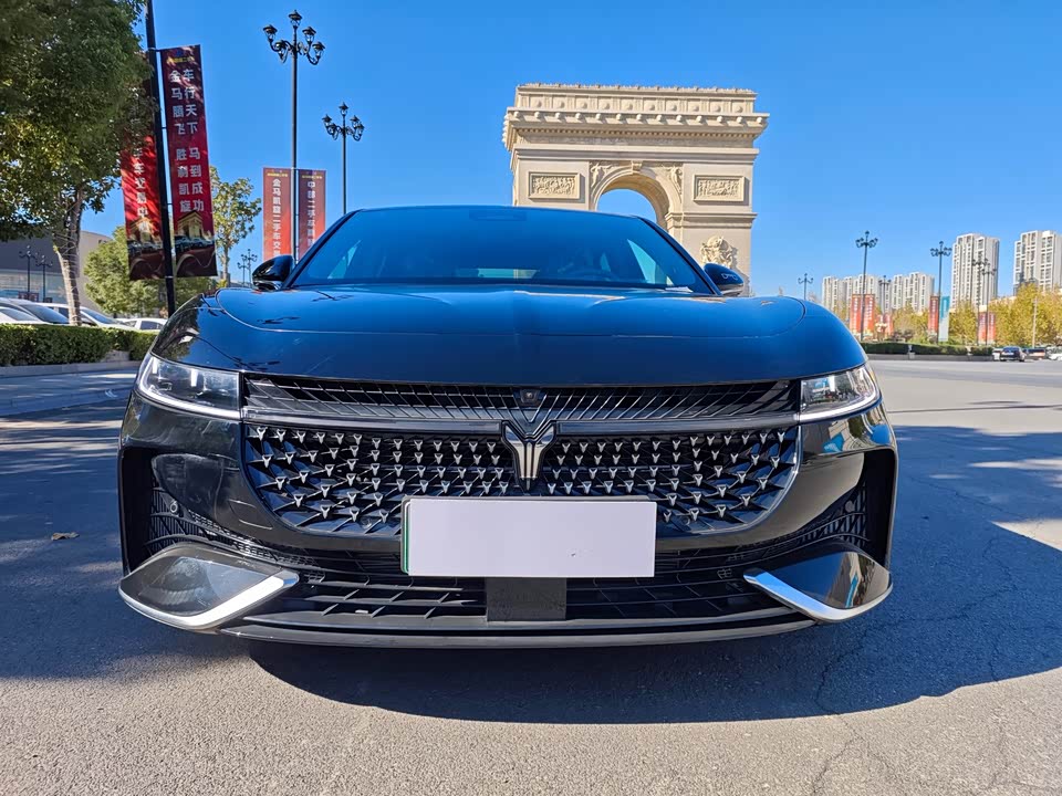 VOYAH Lantu chasing light