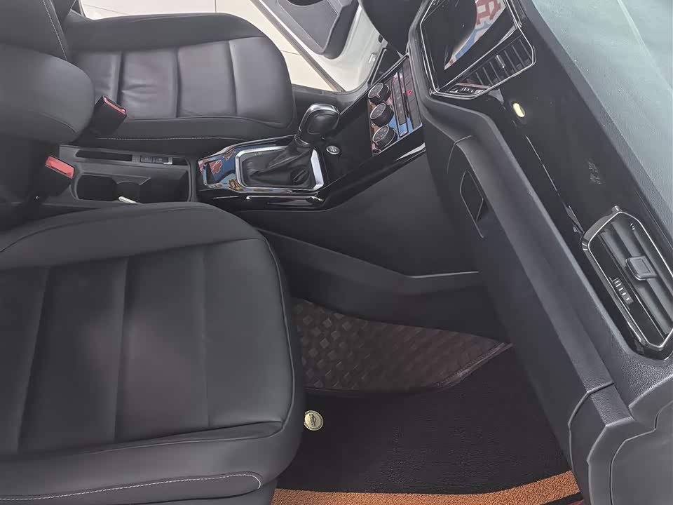 Volkswagen T-ROC exploring Songs