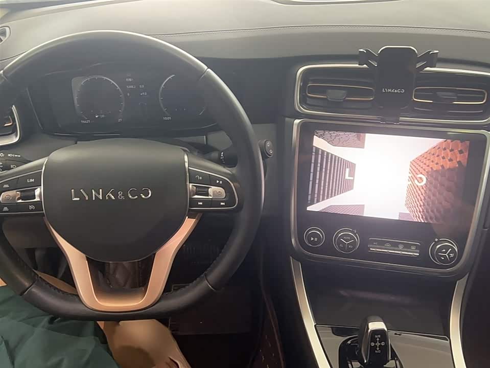 Lynk & Co 01