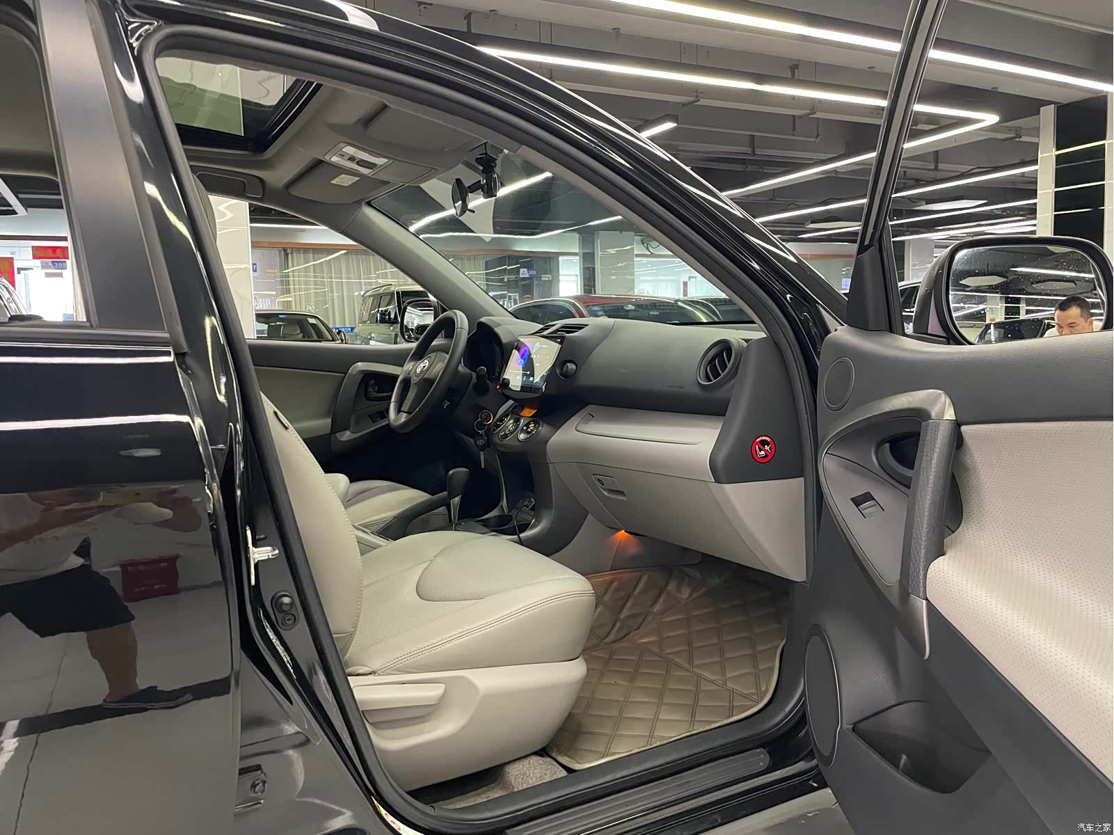 Toyota RAV4, 2011 8