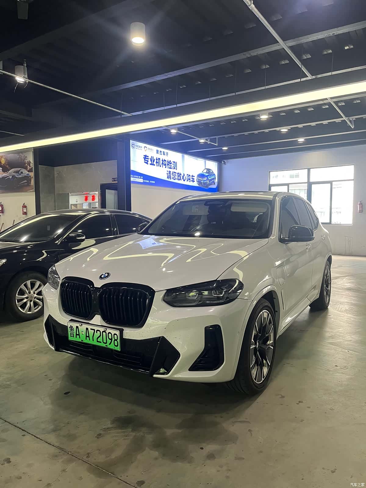 BMW iX3, 2025 1