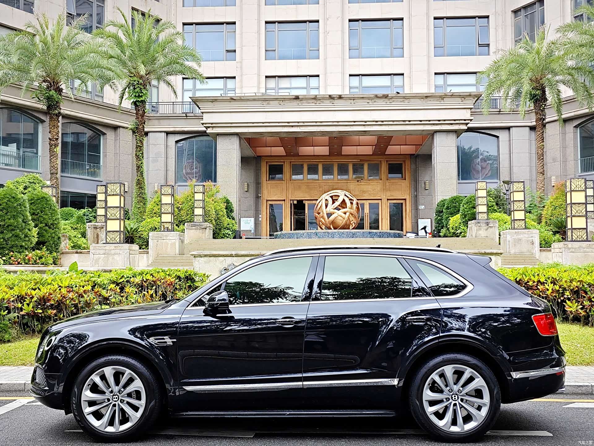 Bentley Bentayga, 2018 28