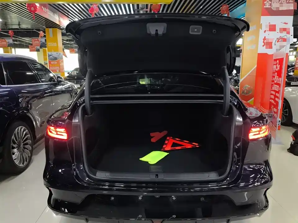 VOYAH Lantu chasing light