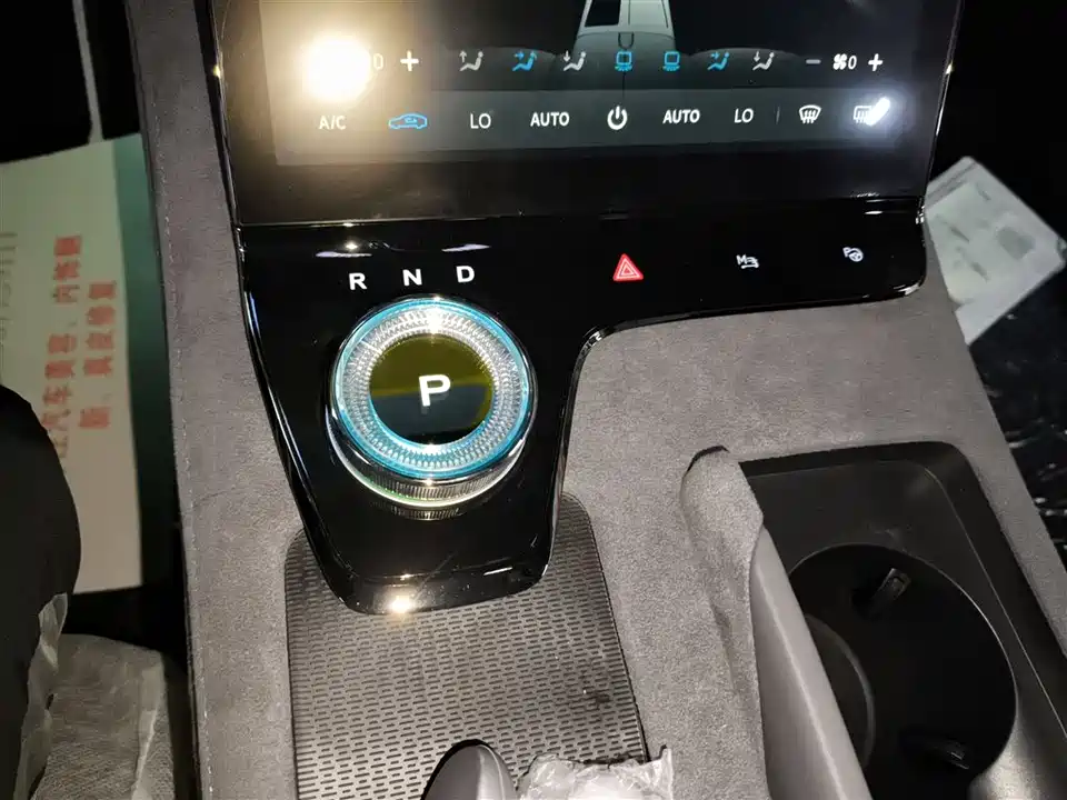 VOYAH Lantu chasing light