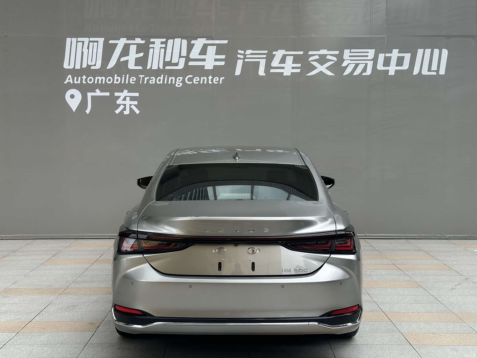 Lexus ES, 2025 4