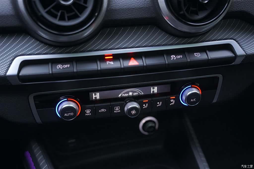 Audi Q2L, 2024 13