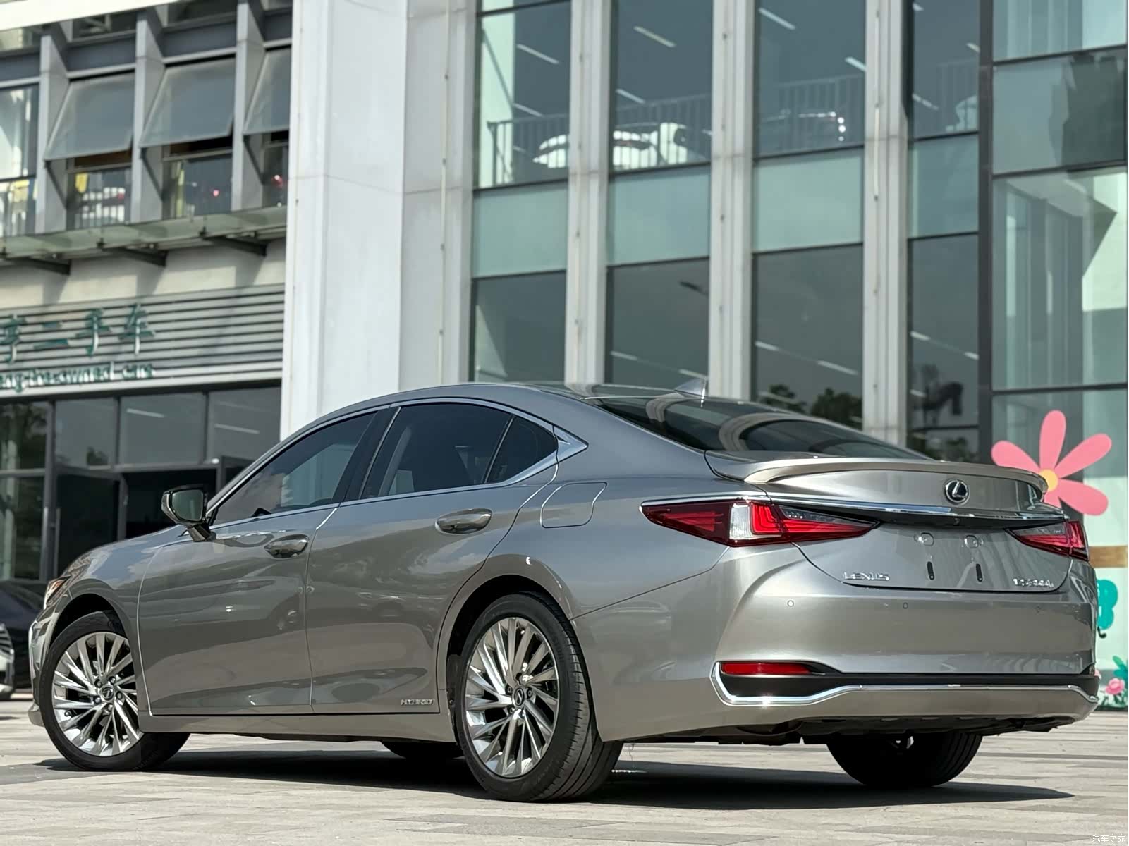 Lexus ES, 2019 4