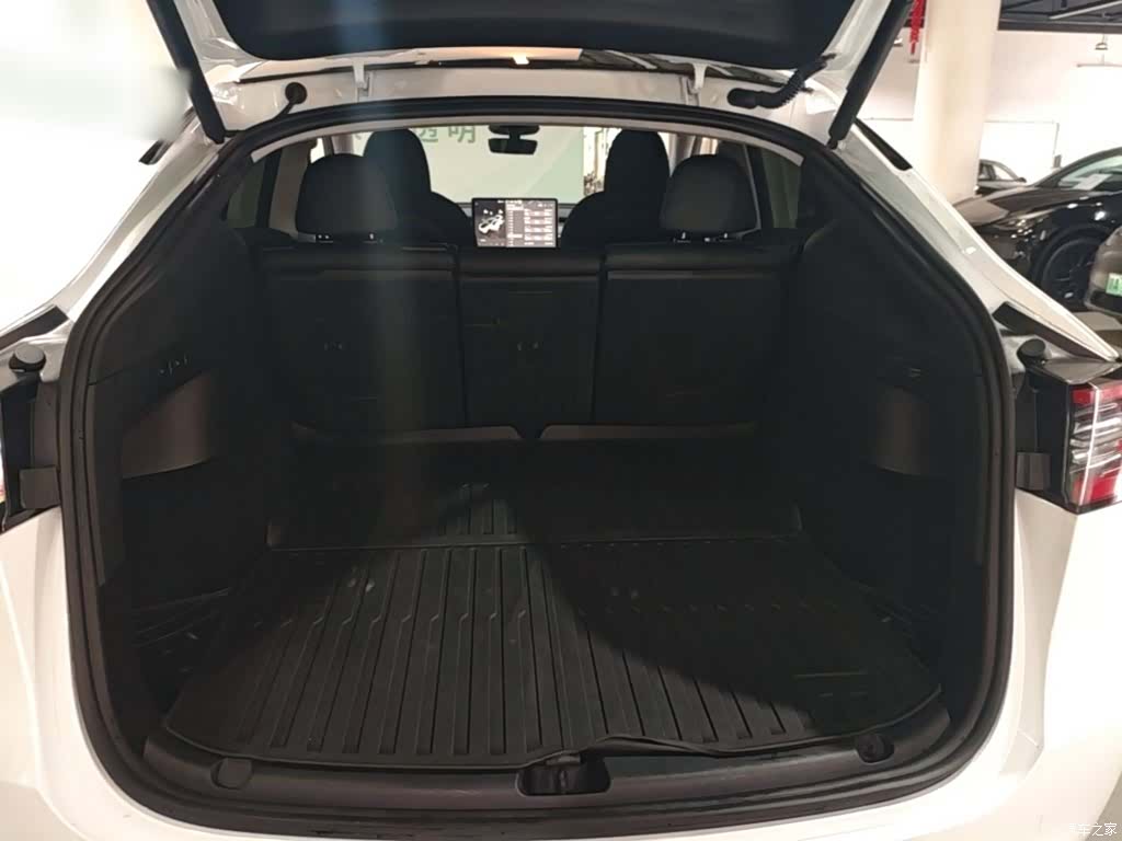 Tesla Model Y, 2024 19