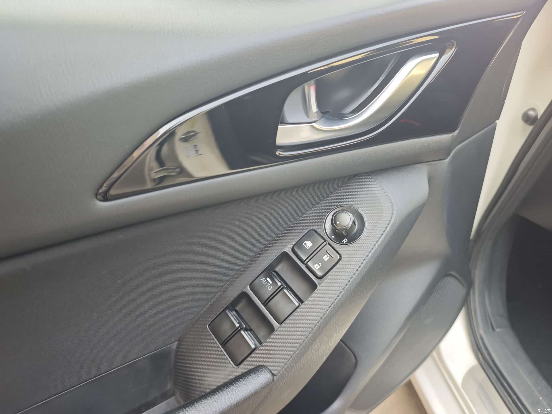 Mazda Mazda3, 2015 12