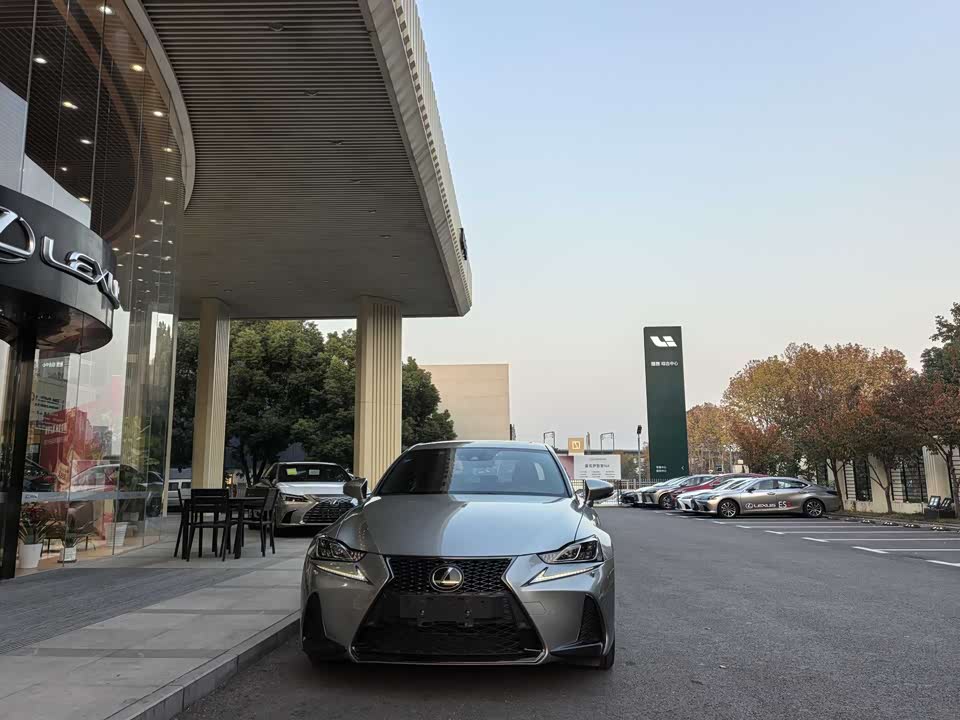 Lexus IS