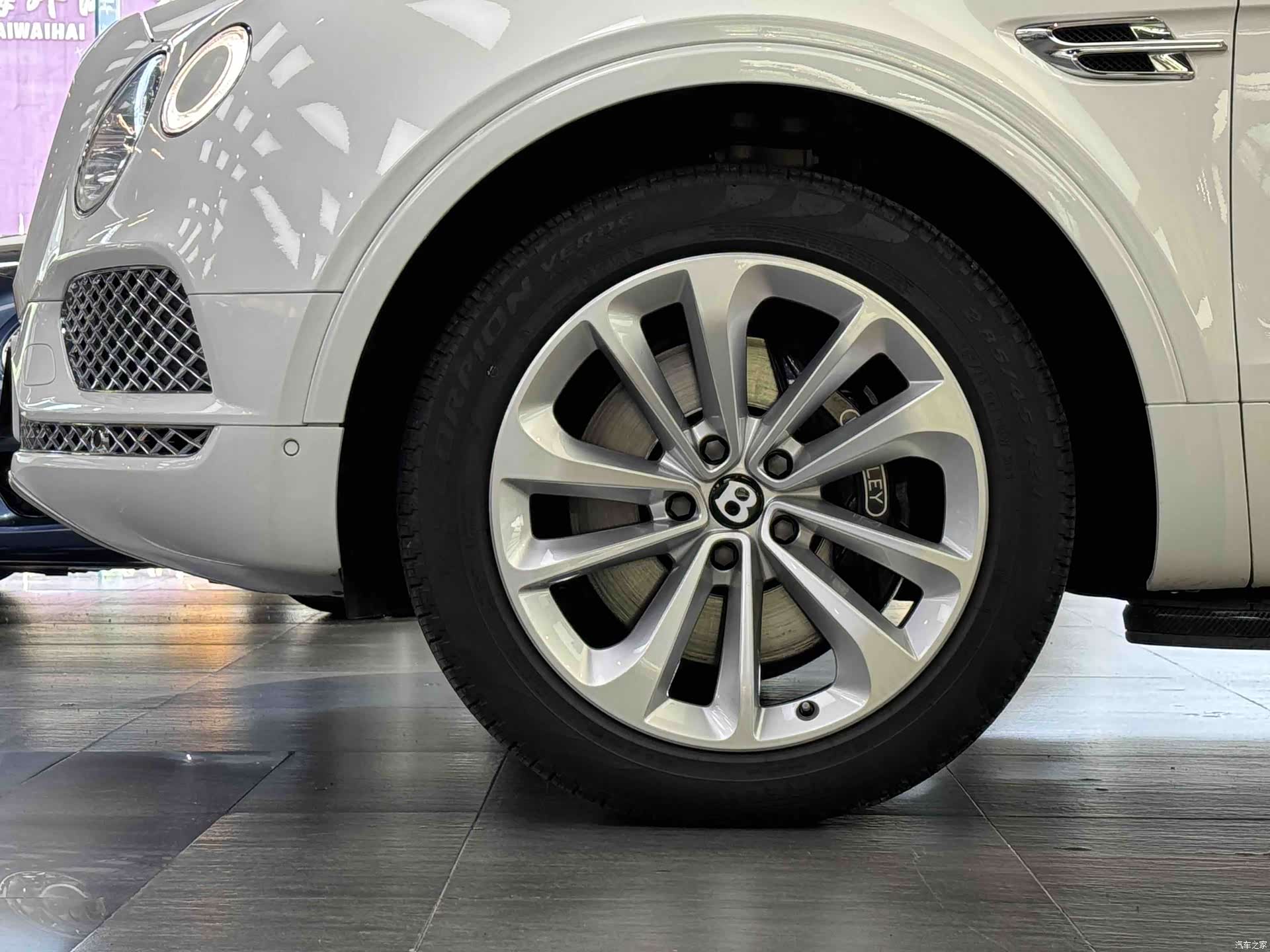 Bentley Bentayga, 2018 17