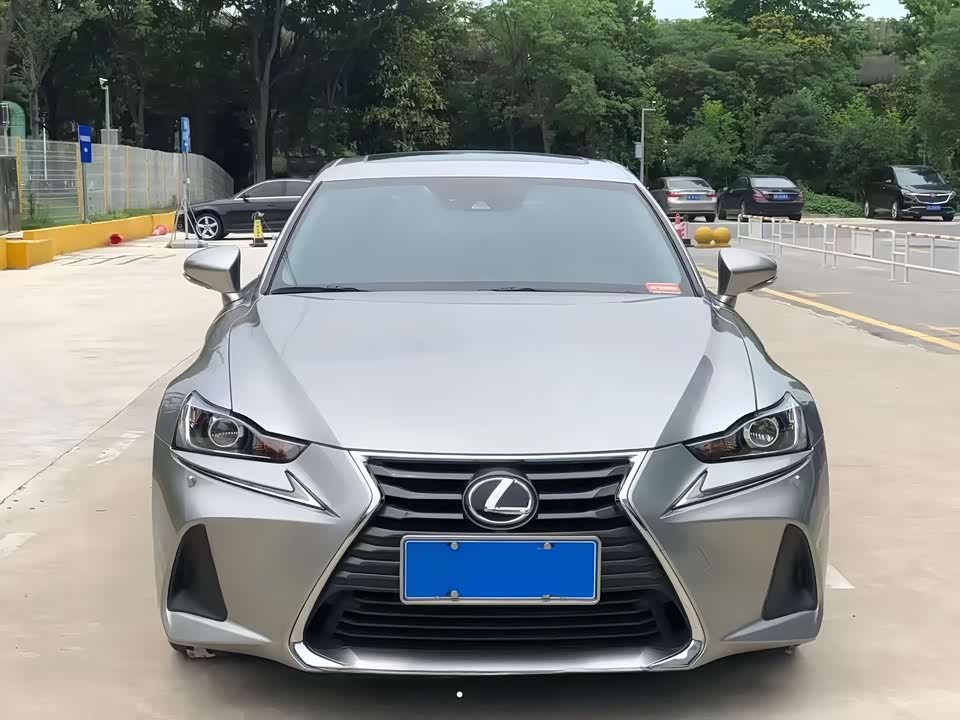 Lexus IS