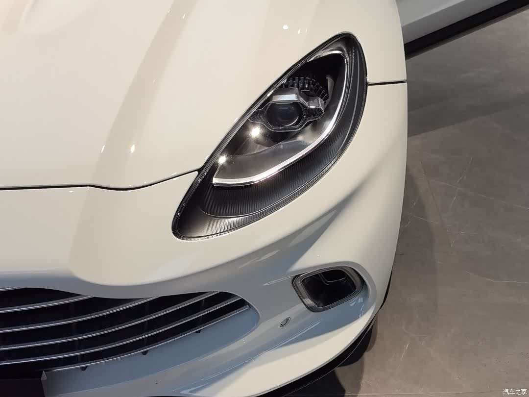 Aston Martin DBX, 2025 6