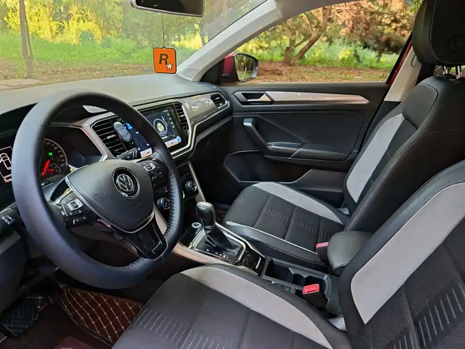 Volkswagen T-ROC exploring Songs