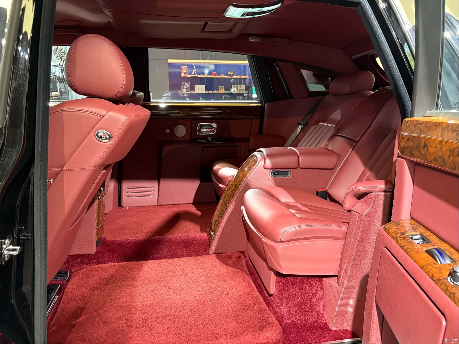 Rolls-Royce Phantom, 2012 все фото