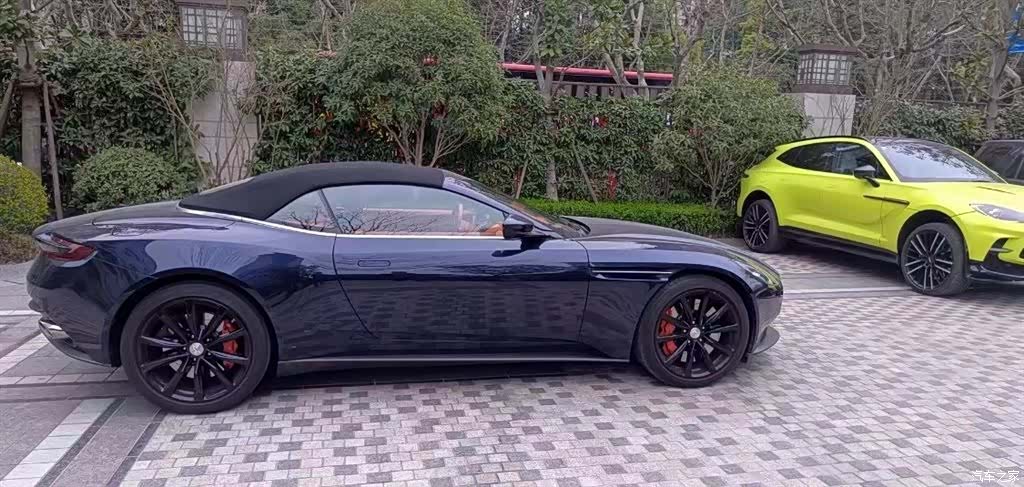 Aston Martin DB11, 2021 3
